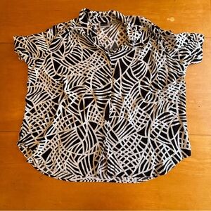 Maggie Barnes 28W black white lightweight short sleeve button front blouse